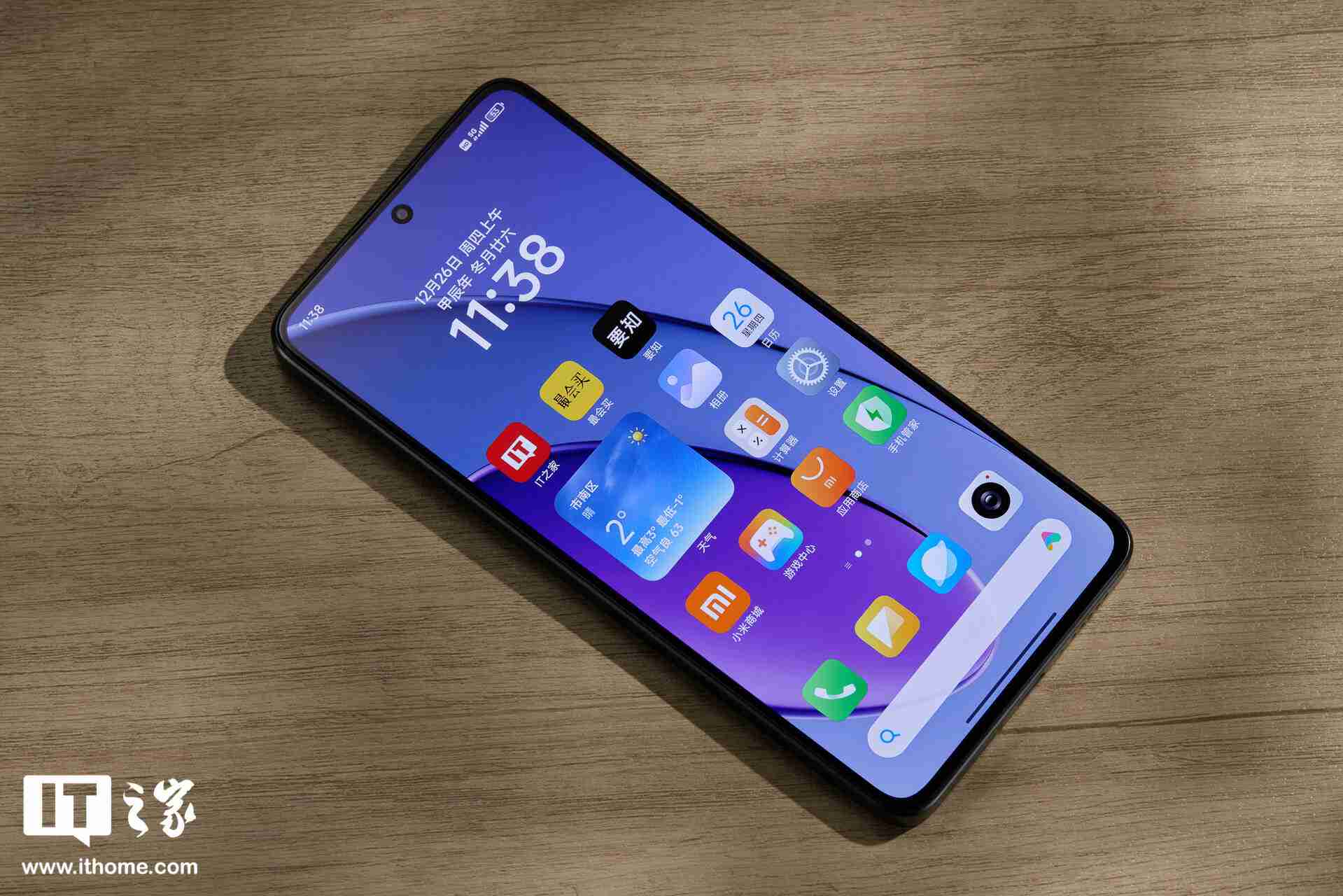 小米 REDMI Turbo 4「暗影黑」实拍：设计干练克制，拼色后壳不失个性