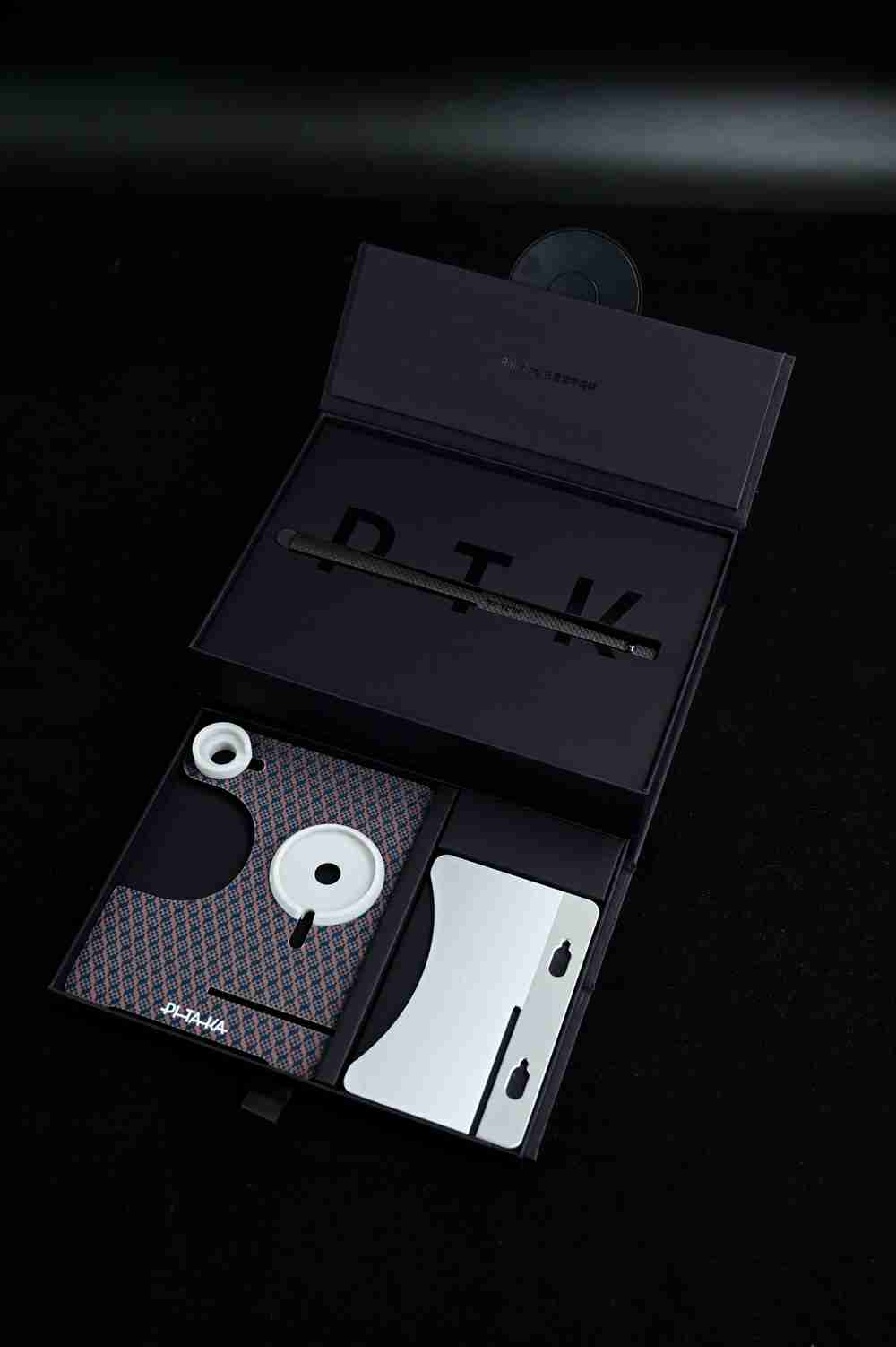 让iphone使用起来更便捷一点，pitaka礼盒开箱图赏