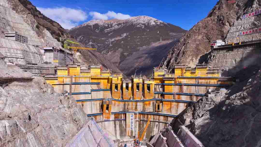 我国在建海拔最高双曲拱坝电站,叶巴滩水电站首台机组定子吊装成功