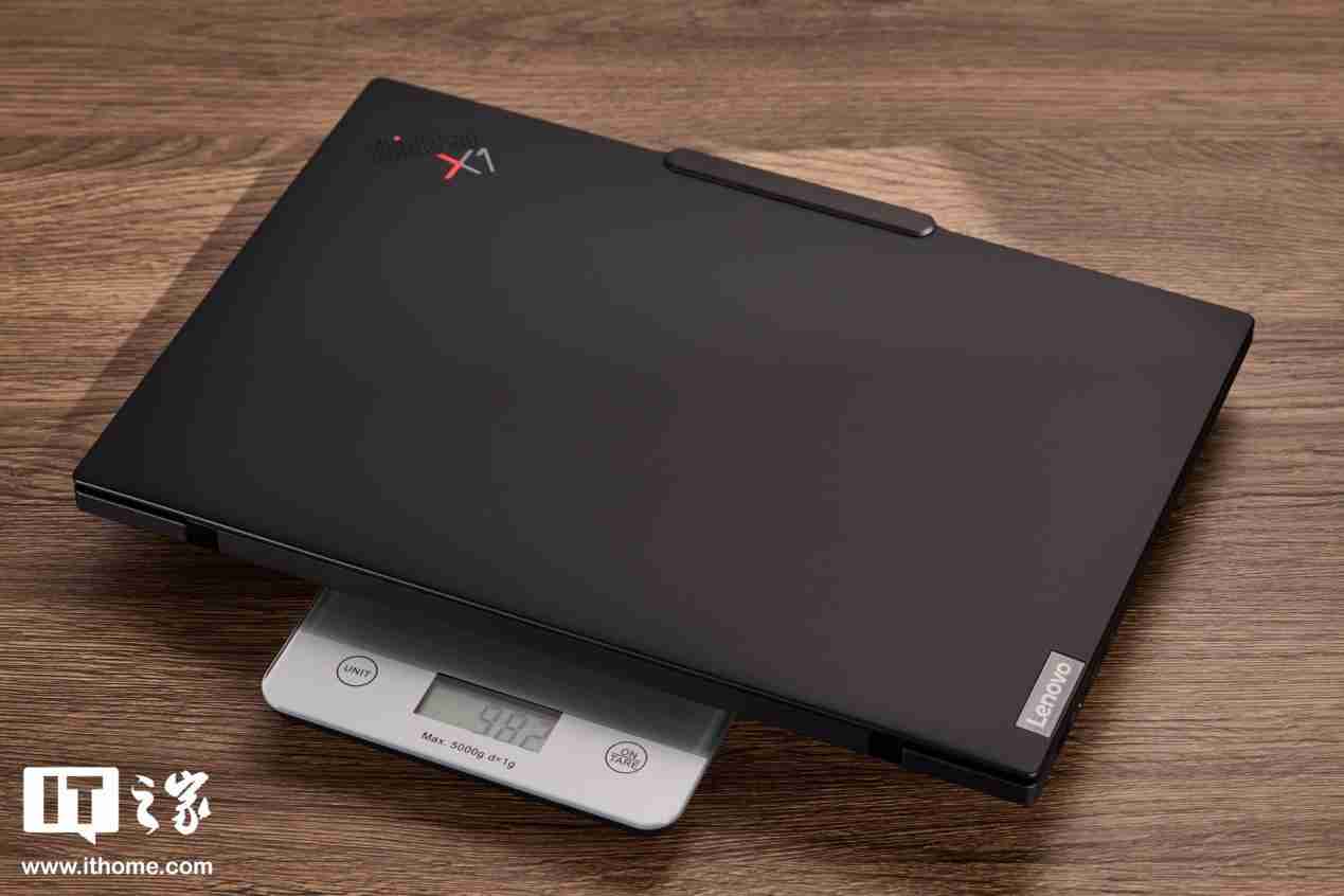 986g 超轻 AI PC 酷睿 Ultra 本，联想 ThinkPad X1 Carbon 2025 Aura 评测