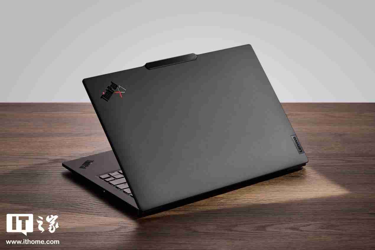 986g 超轻 AI PC 酷睿 Ultra 本，联想 ThinkPad X1 Carbon 2025 Aura 评测