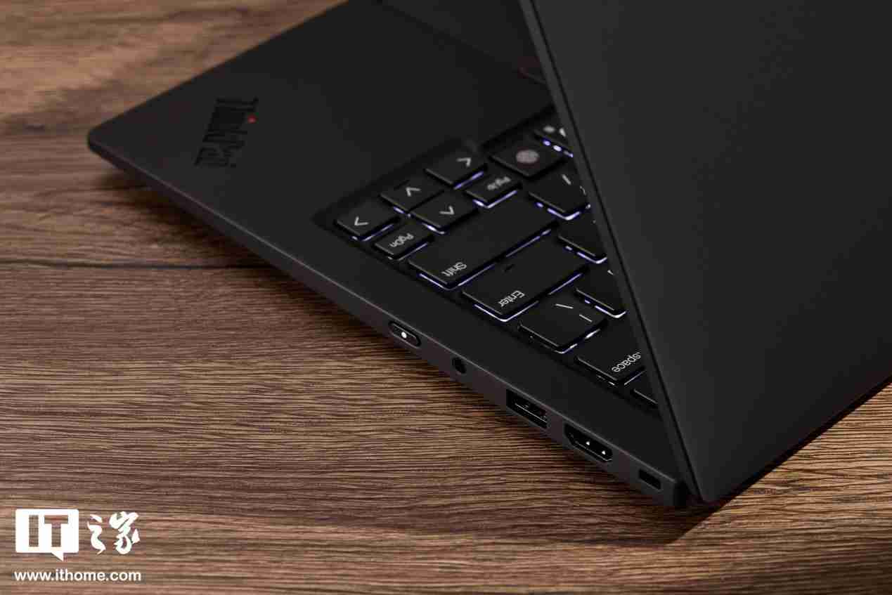 986g 超轻 AI PC 酷睿 Ultra 本，联想 ThinkPad X1 Carbon 2025 Aura 评测