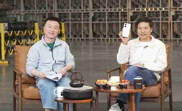 雷军亲自展示REDMI Turbo 4!2025年第一款新机