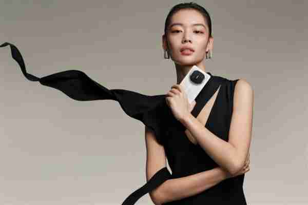 罗振宇跨年演讲倒计时:他用余承东送的华为Mate X6跟大家合影留念