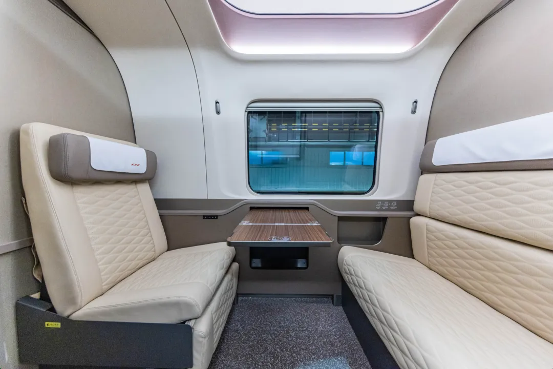 运营时速 400 公里全球最快,我国 CR450 动车组样车内饰、坐席等设计公布