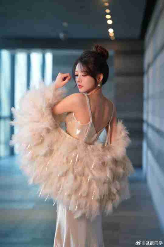 《LOL》骆歆分享全明星赛返图:露背包臀裙太有气质了