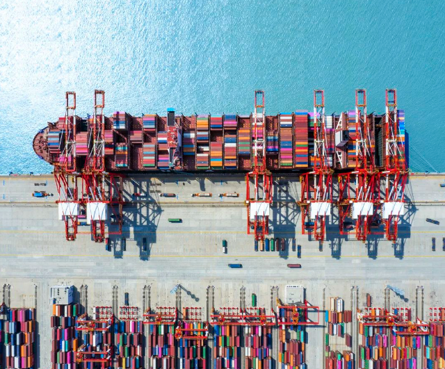 全球首个 5000 万级集装箱港口诞生,上海港有望连续第 15 年居世界首位 全球首个 5000 万级集装箱港口诞生,上海港有望连续第 15 年居世界首位