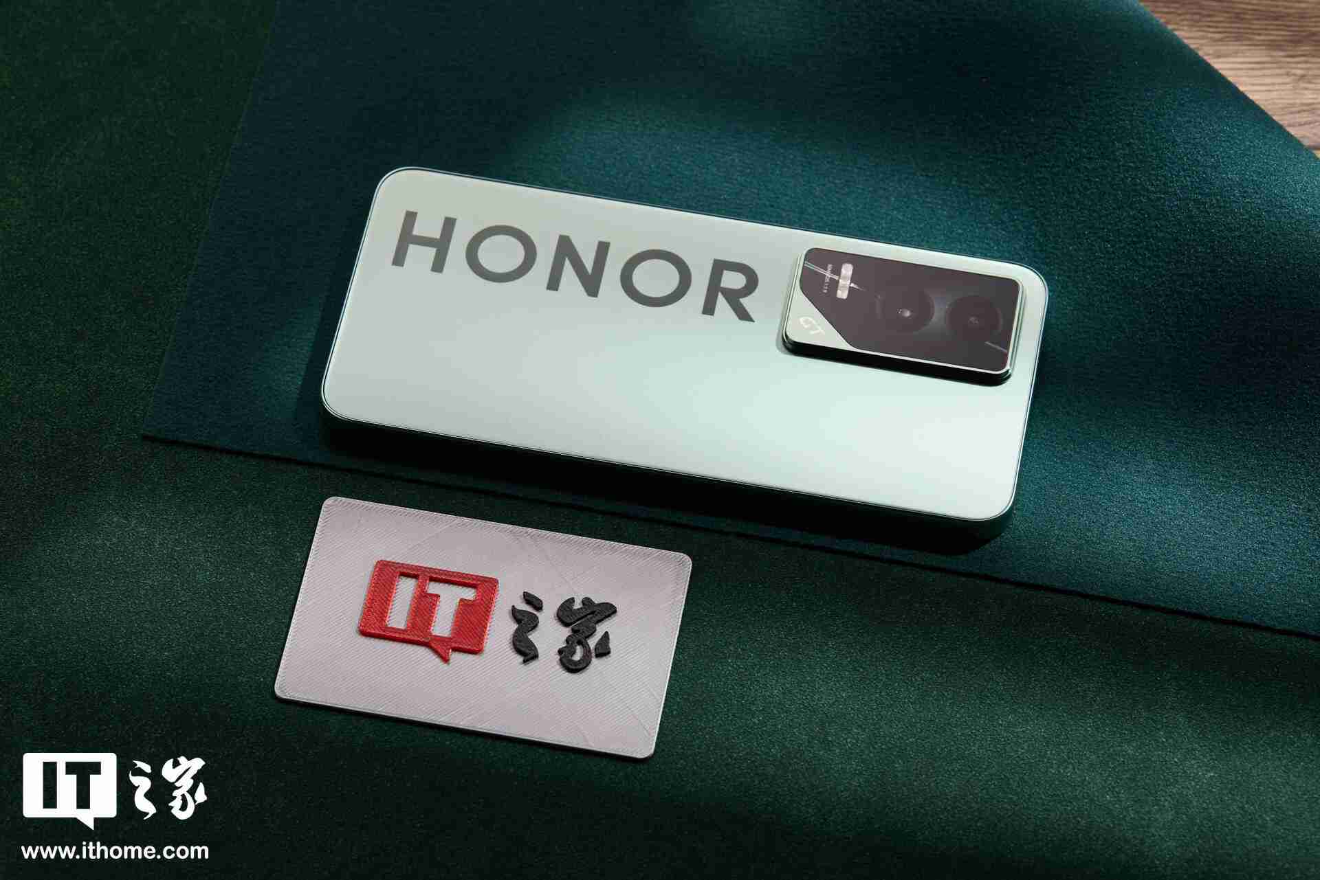 荣耀 GT「极光绿」图赏：大 Logo 设计，梦回荣耀 30