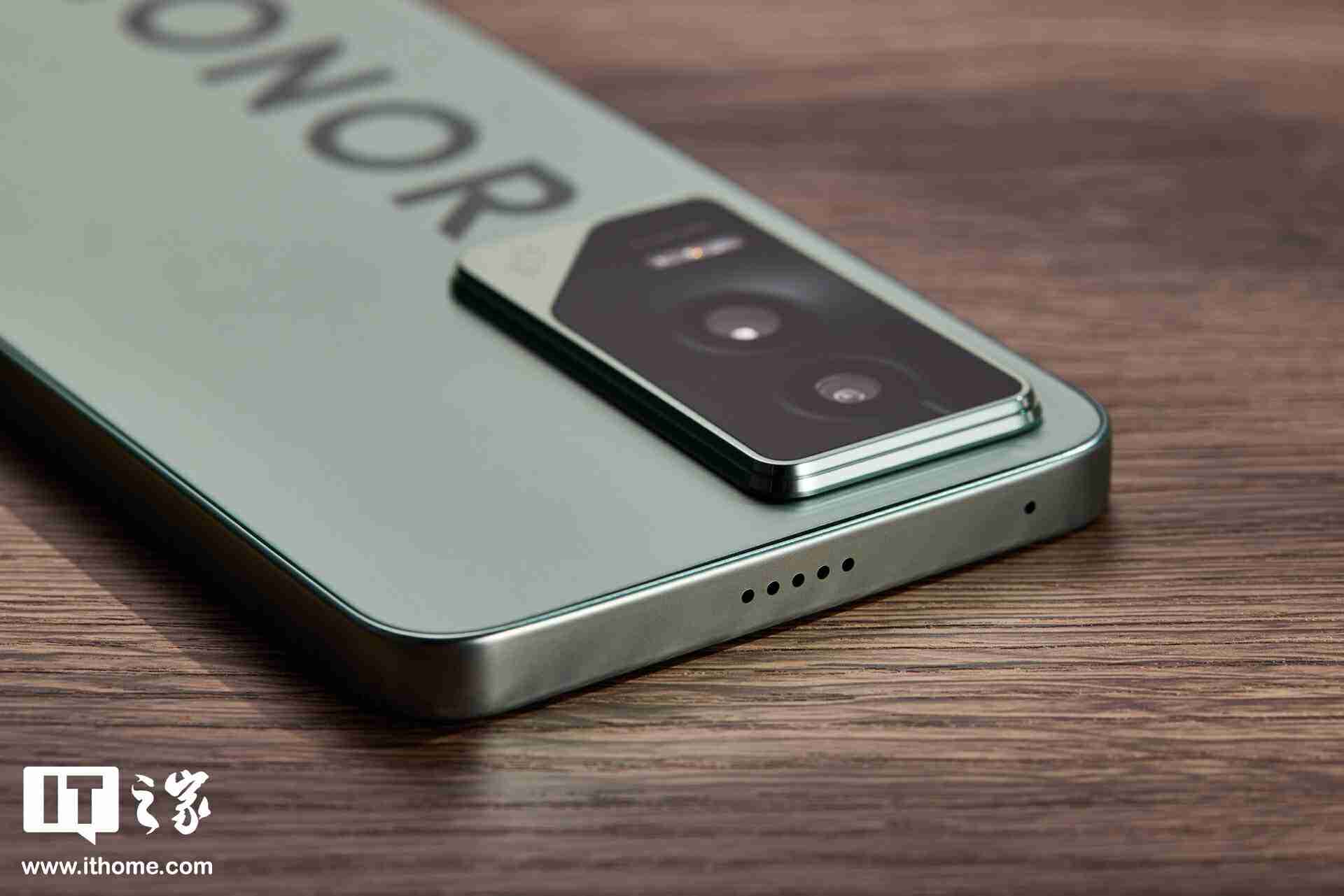 荣耀 GT「极光绿」图赏：大 Logo 设计，梦回荣耀 30