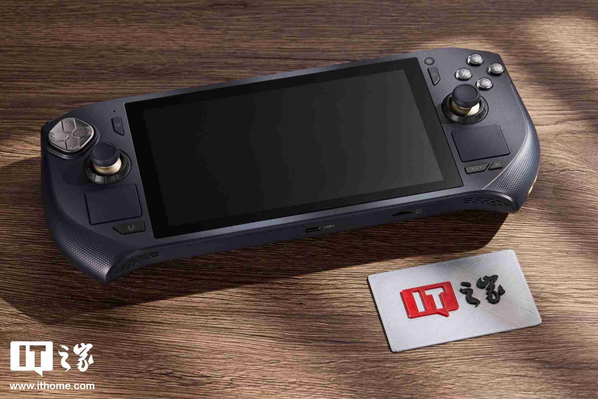 索泰 ZONE 游戏掌机图赏：120Hz AMOLED 屏、拨动式轮盘、双触控板、二段式扳机