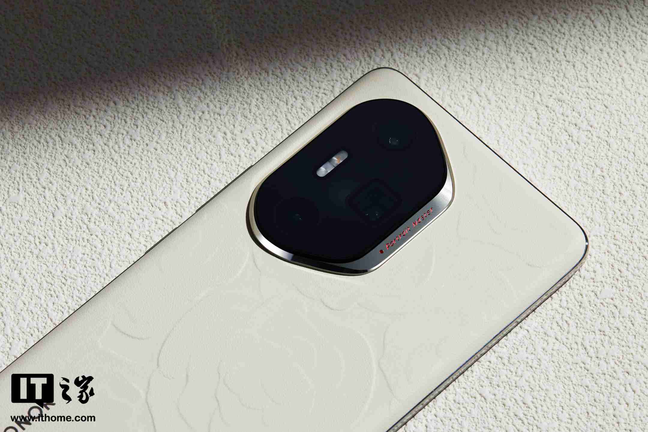 荣耀 300 系列手机图赏:首次引入 Ultra,浮雕印花,大自然美学