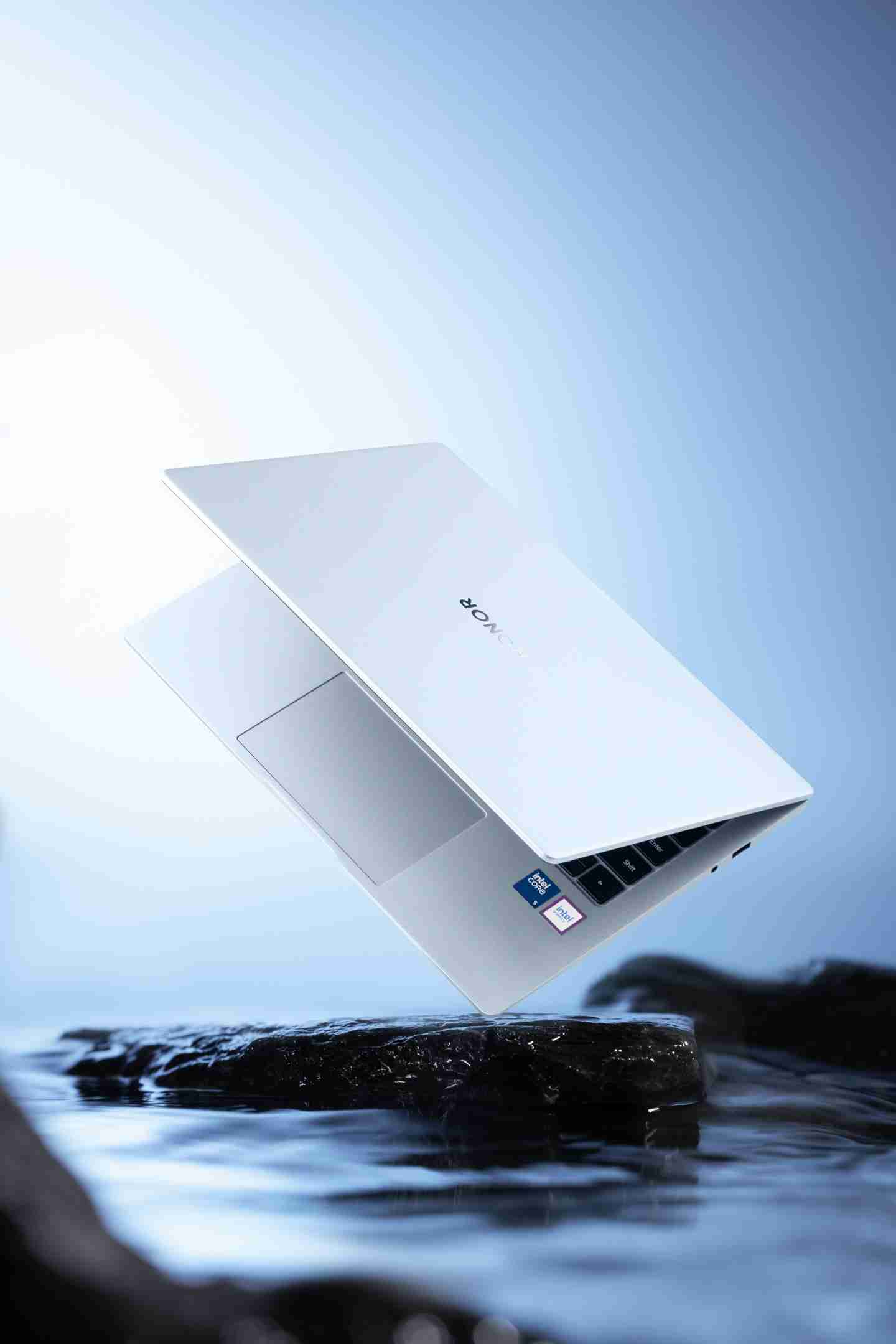 荣耀笔记本 X Plus 全新配色“浅海蓝”外观细节公布,提供 Type-C、HDMI 等接口