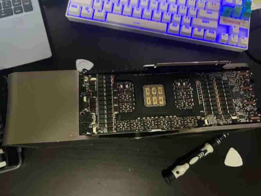 巨无霸:英伟达 RTX 4090 Ti 显卡再次曝光,四槽位设计