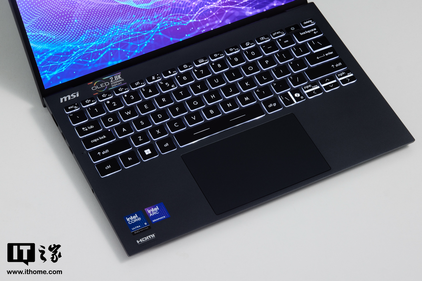 【IT之家开箱】微星尊爵 13 AI+ Evo 2024 图赏:990g 极致轻薄本