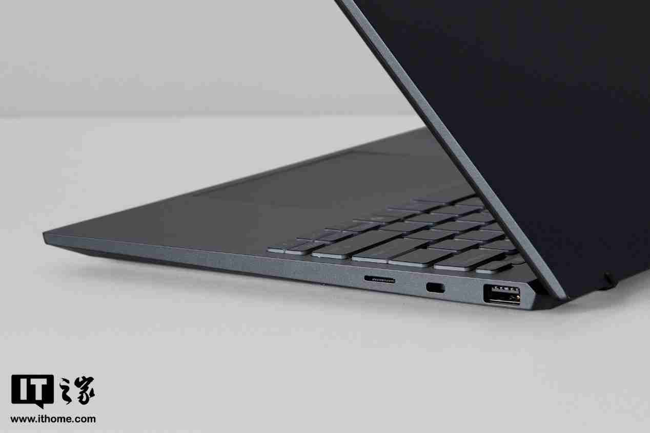 【IT之家开箱】微星尊爵 13 AI+ Evo 2024 图赏:990g 极致轻薄本