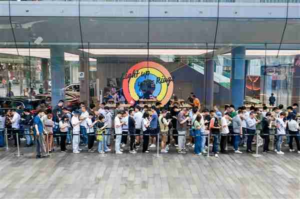 华为Mate 70一小时预订量已破百万:门店出现排队长龙