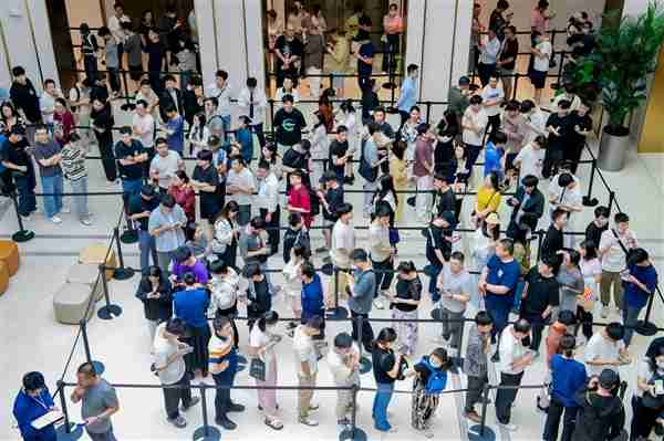 华为Mate 70一小时预订量已破百万:门店出现排队长龙