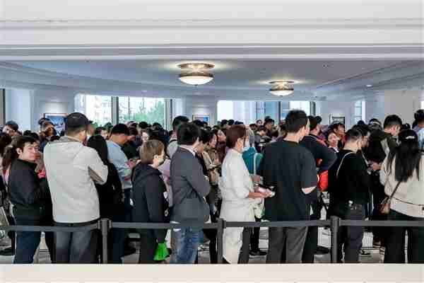 华为Mate 70一小时预订量已破百万:门店出现排队长龙