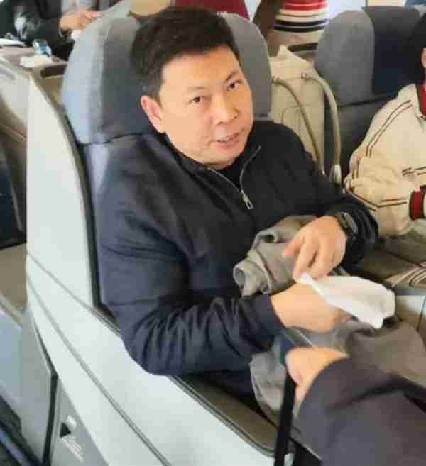 华为Mate 70确认11月26日发布!余承东捂口袋怕手机被偷拍