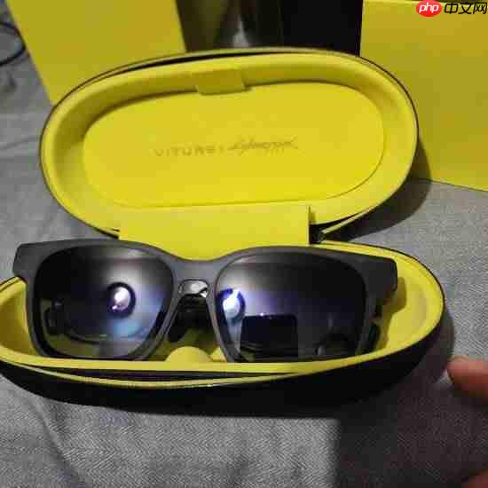 《赛博朋克》联名款XR眼镜实拍：120Hz刷新率 可编程灯带