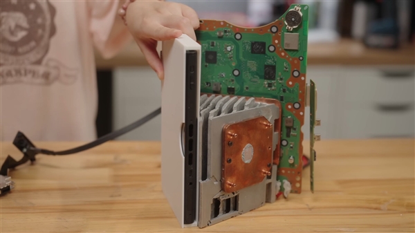 真大神！中国女玩家打造三合一游戏主机：PS5、Xbox Series S、Switch 2首次合体