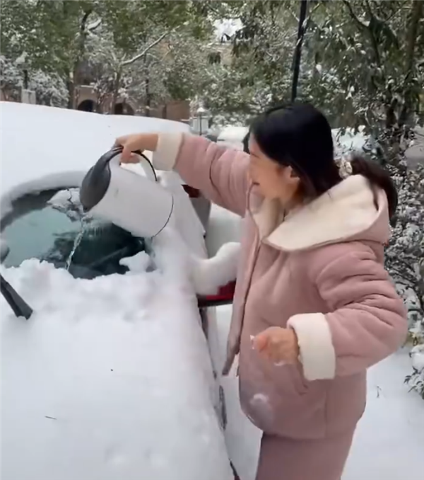 热水浇车玻璃会炸吗？女子拿别人车做实验 回应更让网友气笑