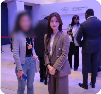 刘强东章泽天手牵手出席冬季达沃斯年会 现身特朗普演讲现场