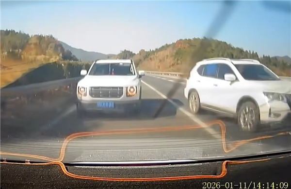 突然变道减速致后车紧急变线撞车 前车要担责吗?交警判了