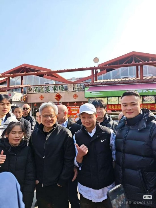 黄仁勋2026年首度来华 现身上海陆家嘴锦德菜市场 沉浸式体验市井风俗