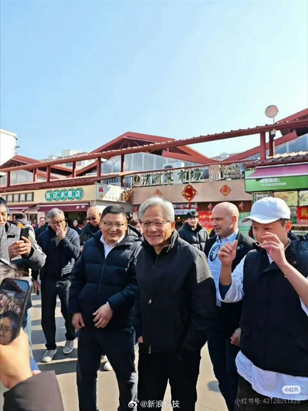 老爸撞脸黄仁勋 韩路:知道我为啥显卡多了吧