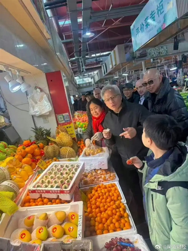 老爸撞脸黄仁勋 韩路:知道我为啥显卡多了吧