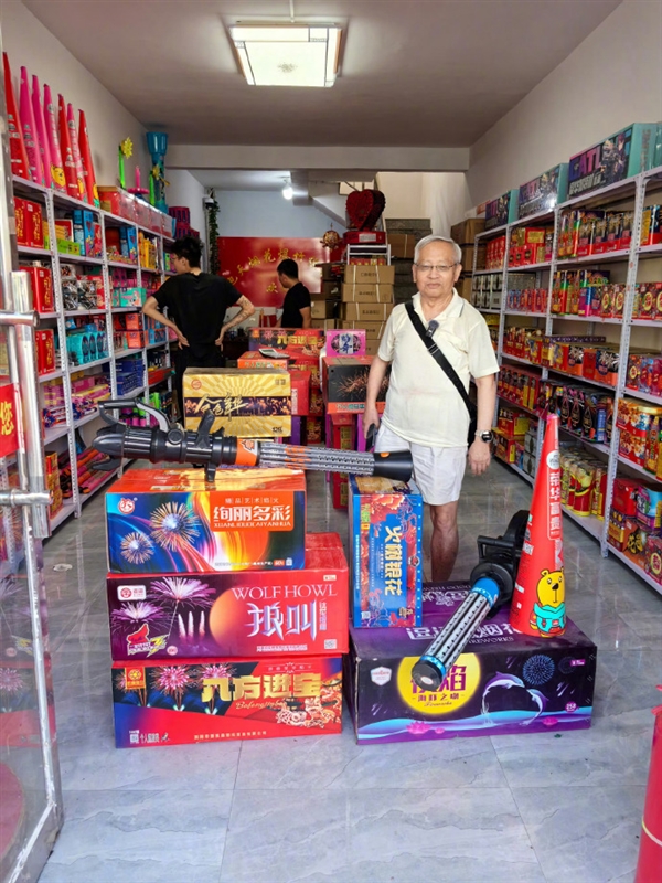 老爸撞脸黄仁勋 韩路:知道我为啥显卡多了吧