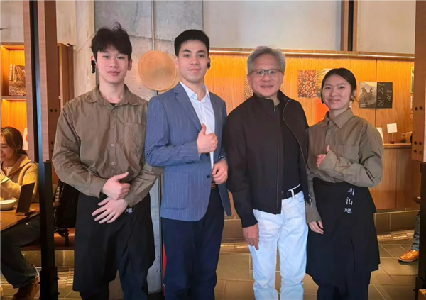 黄仁勋现身上海北京:一路吃、喝、逛、买