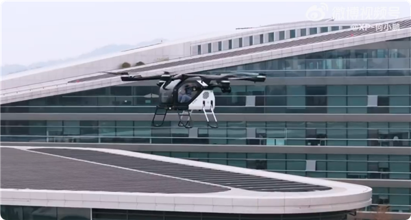 年会名场面!何小鹏坐飞行汽车降落年会现场 高颜值美女司机全程护航