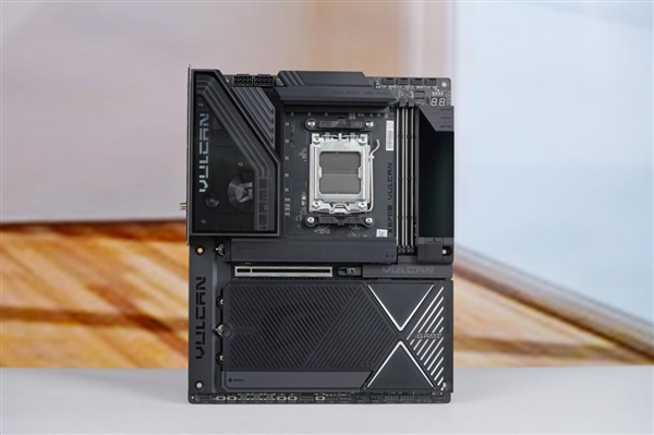 刷新超频记录!七彩虹iGame X870E Vulcan OC V14图赏