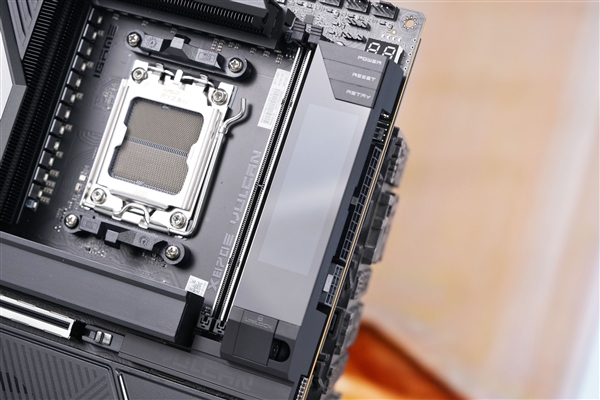 刷新超频记录!七彩虹iGame X870E Vulcan OC V14图赏