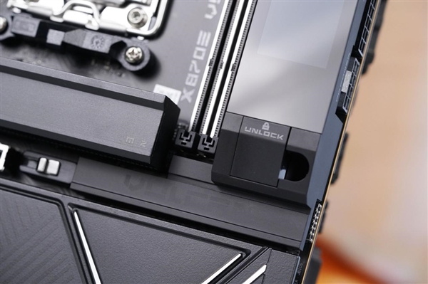 刷新超频记录!七彩虹iGame X870E Vulcan OC V14图赏