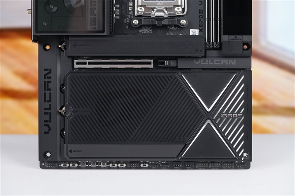 刷新超频记录!七彩虹iGame X870E Vulcan OC V14图赏