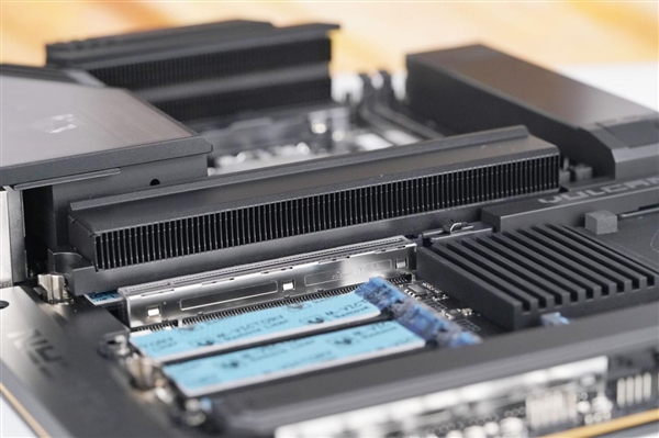 刷新超频记录!七彩虹iGame X870E Vulcan OC V14图赏