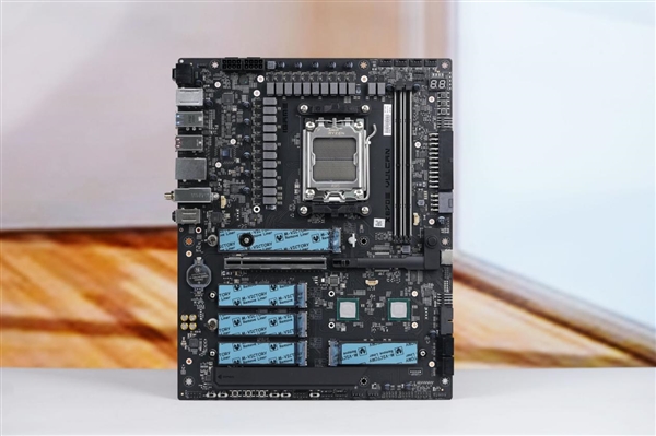 刷新超频记录!七彩虹iGame X870E Vulcan OC V14图赏