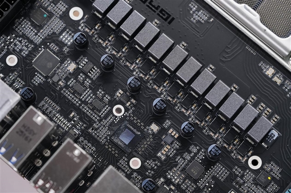 刷新超频记录!七彩虹iGame X870E Vulcan OC V14图赏