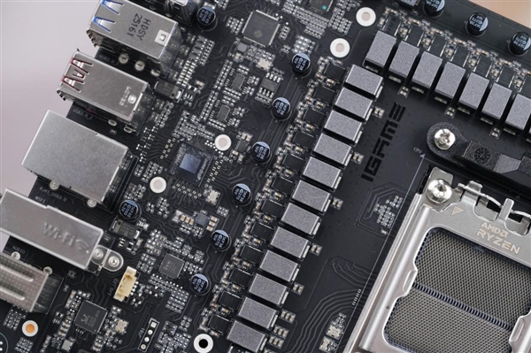 刷新超频记录!七彩虹iGame X870E Vulcan OC V14图赏