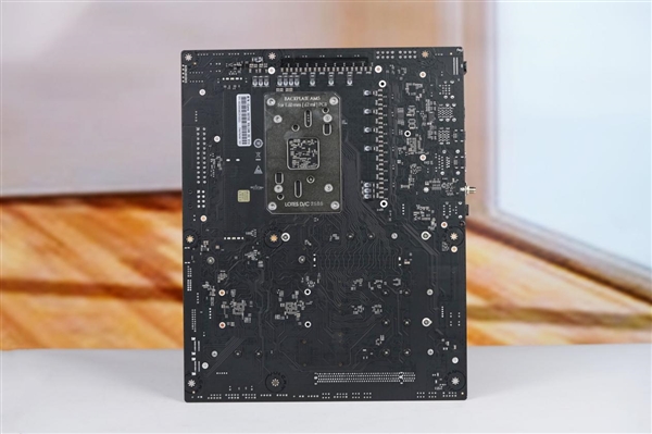 刷新超频记录!七彩虹iGame X870E Vulcan OC V14图赏