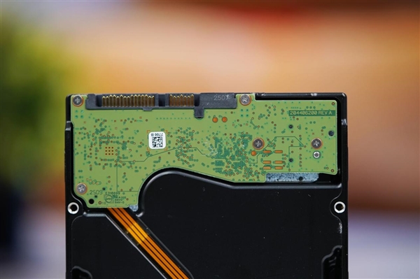 终于告别SMR叠瓦盘！希捷银河Exos 32TB硬盘图赏