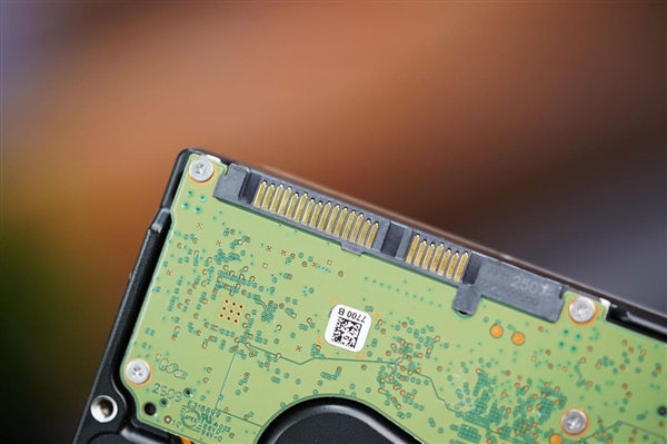 终于告别SMR叠瓦盘！希捷银河Exos 32TB硬盘图赏