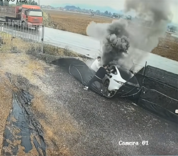 电动车侧滑进沟 不到1分钟起火！路人砸窗连救出3人