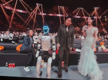 宇树机器人台上热舞 台下舞王四脸看懵 黄渤白敬亭被赶上架赛博斗舞